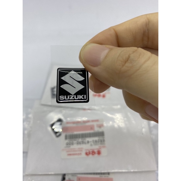 Tem nắp bình nước satria fi raider logo chữ suzuki