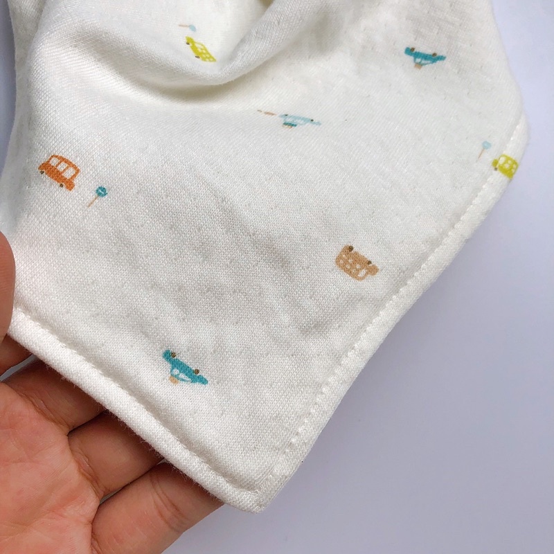 Yếm cổ 100% cotton hoạ tiết xinh xắn,có cúc bấm 2 nấc điều chỉnh tiện lợi cho bé.