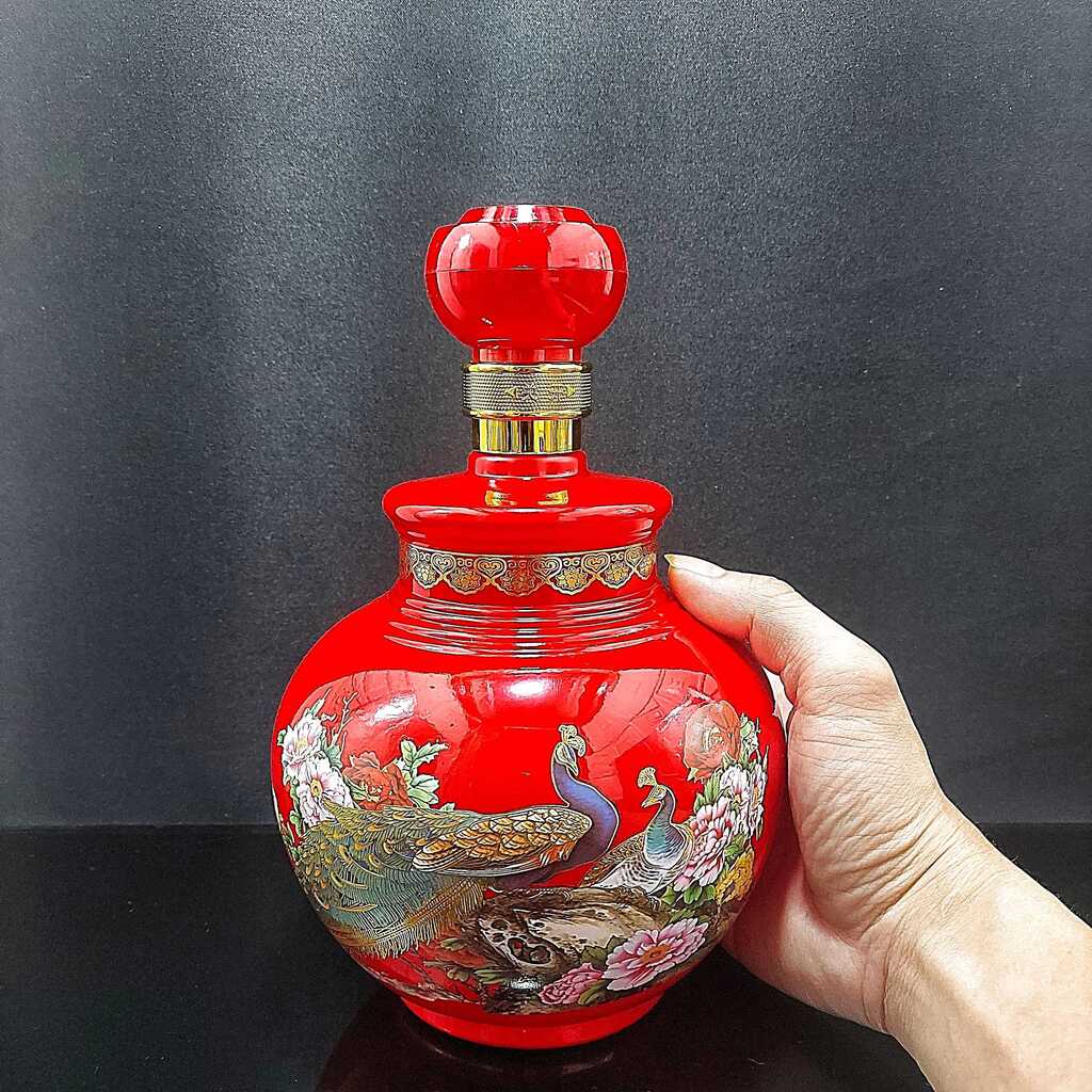 Bình Đựng Rượu Thủy Tinh 1500ml mẫu bầu tròn màu đỏ may mắn, hoa văn công phụng – Vỏ Chai Rượu Đẹp