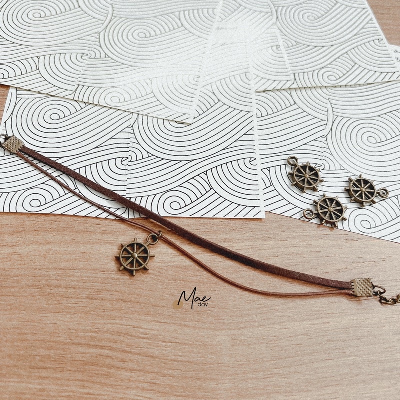 Vòng tay Yuma - Vòng da mix charm bánh lái, hoa cúc daisy