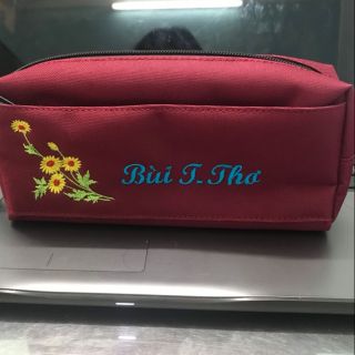 Bóp viết HS đặt thêu tên theo yêu cầu.