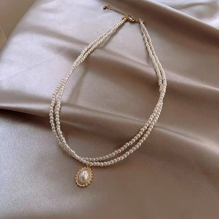 [celebrity style, pearl necklace] in by-2021, celebrity style is simple, temperament is small, cold, fashion shows white neck, pearl necklace, collarbone chain accessories woman