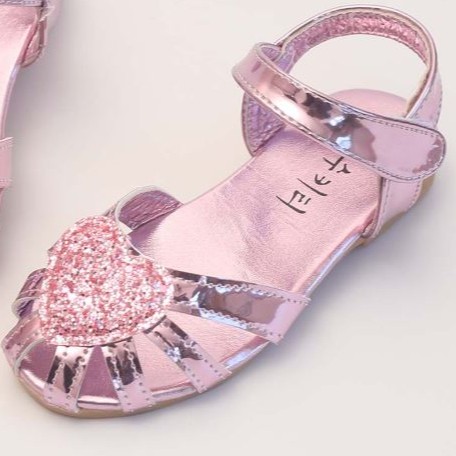 Sandal bé gái đan dây trái tim lấp lánh