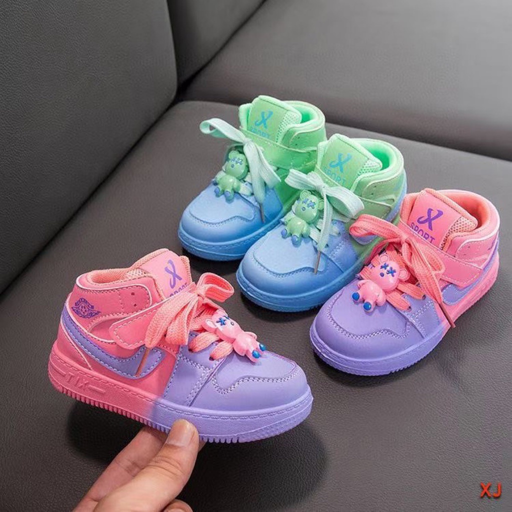Giày bốt cao cổ cho bé - Giày sneaker quai dán phối dây buộc gắn sticker gấu phối màu cực xinh mẫu mới nhất M600