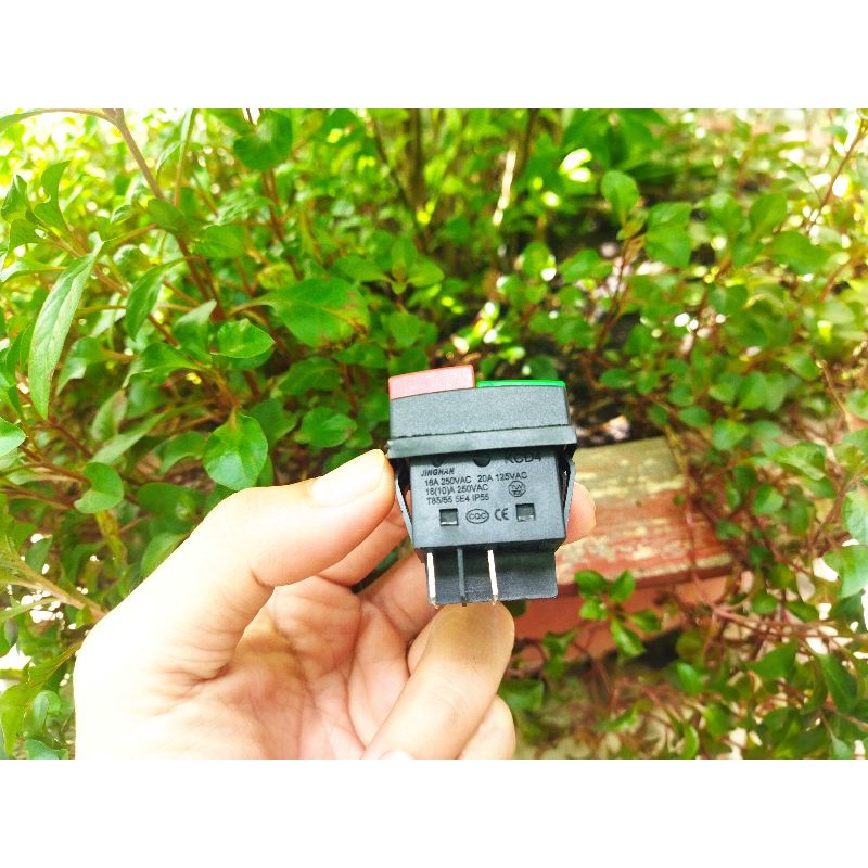 Công tắt 4 chân lắp đặt cho máy rửa xe gia đình.