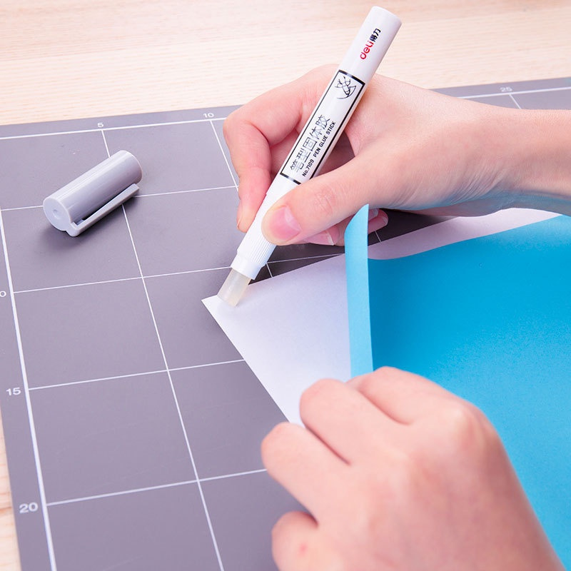 Keo dán Deli với độ kết dính chắc chắn có lõi keo nạp lại tiện lợi cho văn phòng