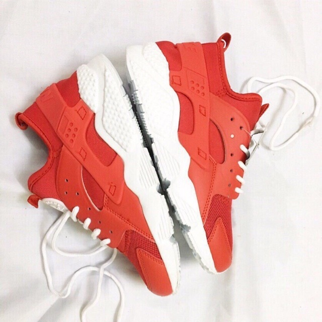 Huarache đỏ đế trắng . Giày nhẹ , êm và ôm chân.