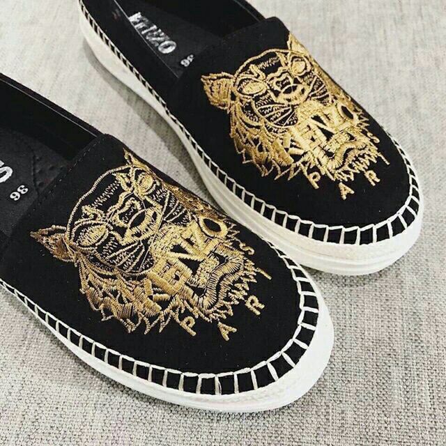 Giày slip on thêu