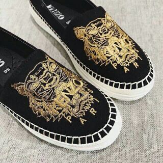 Giày slip on thêu