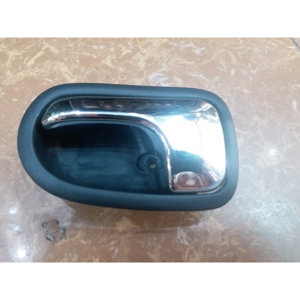 Bộ Tay nắm cửa Trong cho Xe Mazda 323, Ford laser Các Đời xe 2002, 2003, 2004