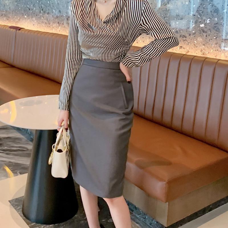 Váy nửa dài thu đông nữ dáng người nhỏ nhắn với áo len, túi đeo ngang hông, cạp cao kẻ sọc mỏng phong cách Yujie