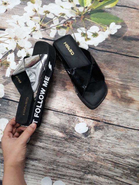 Dép lê viền chữ