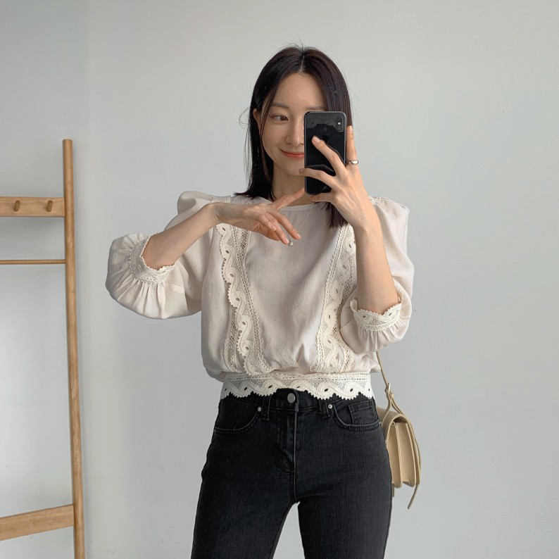 Áo Thun Tay Dài Cổ Tròn Phối Ren Hoa 33464