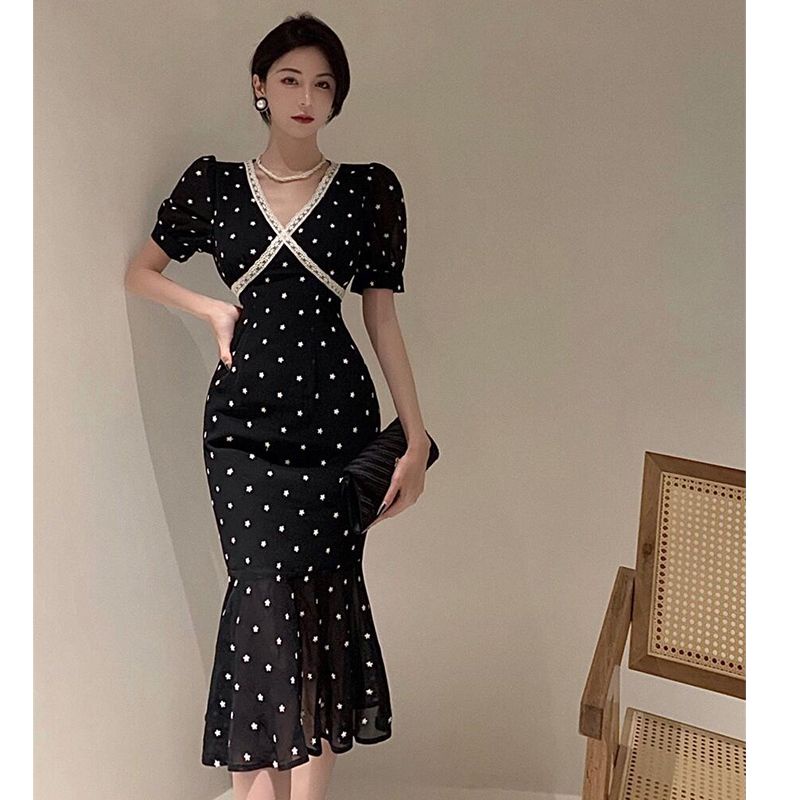 French V-neck dress A woman's summer temperament, a medium-length fishtail dress shows a thin, retro socialite black dress.