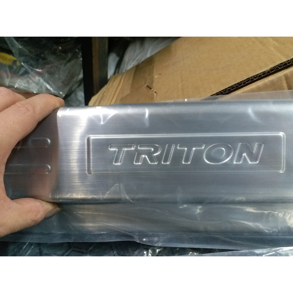 Ốp bậc trong cho xe Mitsu Triton-mẫu inox