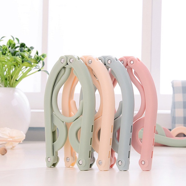 Móc nhựa treo quần áo gấp gọn khi đi du lịch.