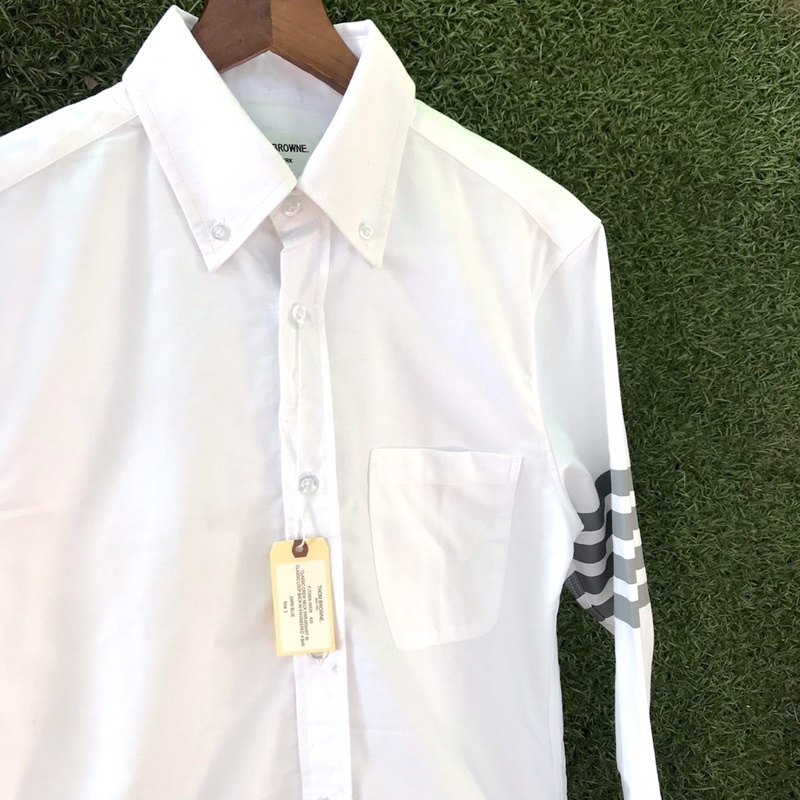 Áo sơ mi Thom trắng in 4 sọc xám, chất liệu oxford dày