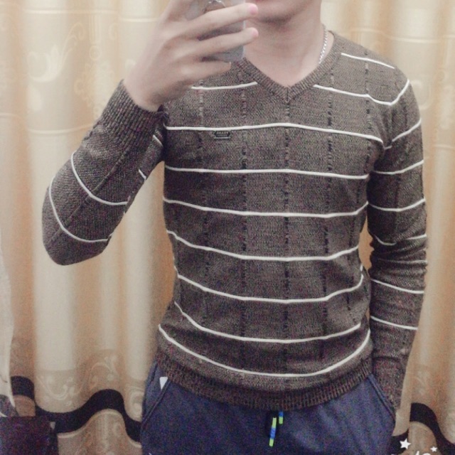 Áo len cổ tim kẻ trắng