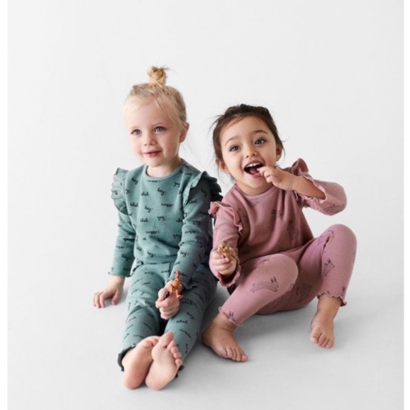 Set 2 bộ quần áo bé gái bèo tăm hình thỏ xịn mềm mượt chất đẹp size từ 10-20kg