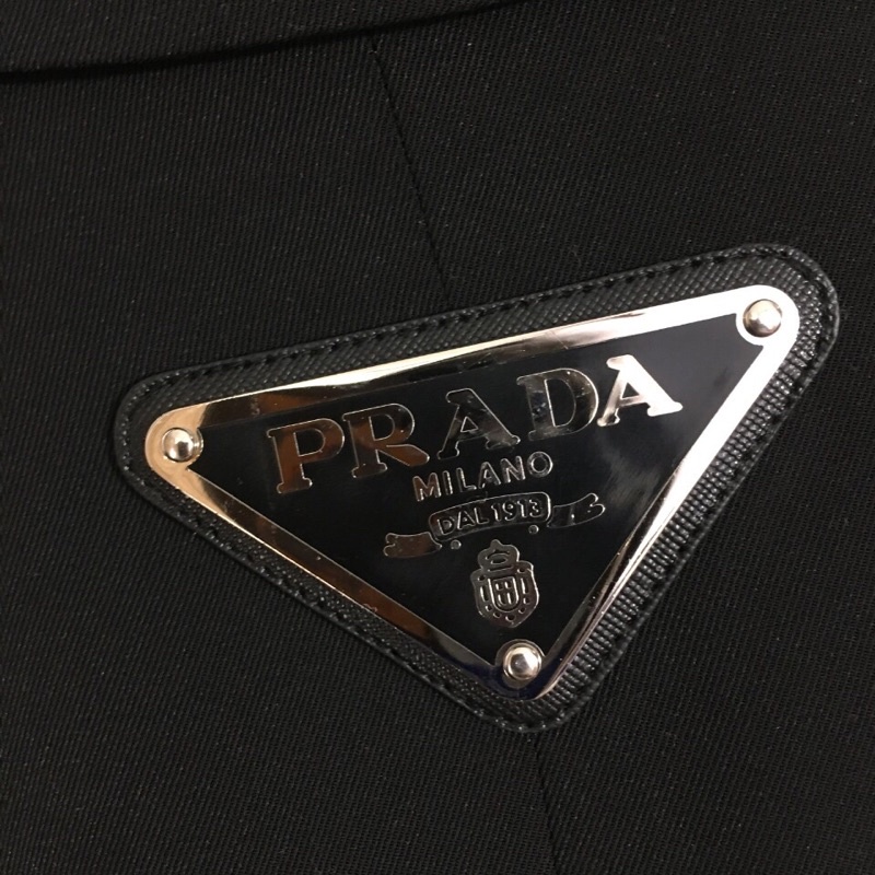 Áo khoác blazer màu đen trơn logo thương hiệu thời trang Prada cao cấp