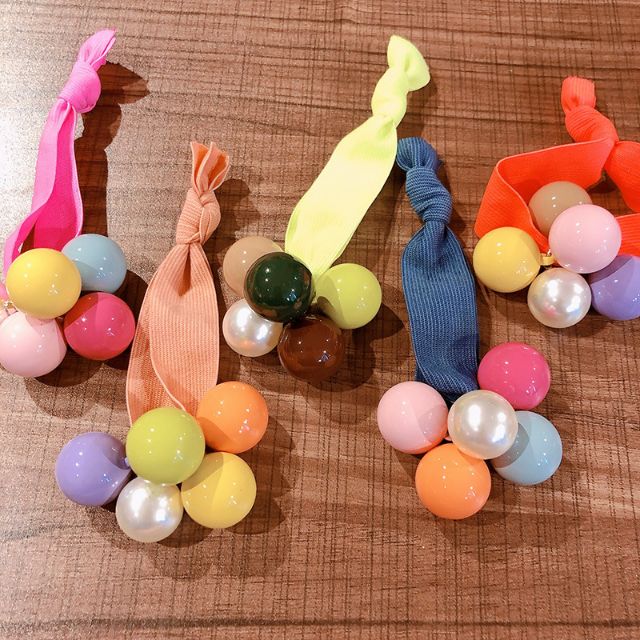 CỘT TÓC NHIỀU MÀU ĐÍNH HẠT CHÂU DÂY TO MÀU