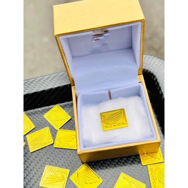 Logo titan honda dán biển số và bợ cổ màu vàng ánh kim lấp lánh tạo điểm nhấn cho xe