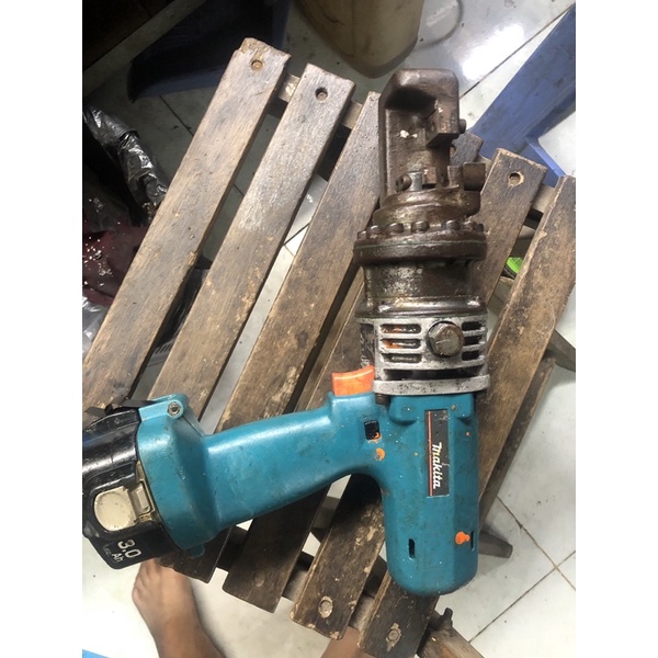 Cắt sắt thuỷ lực Makita