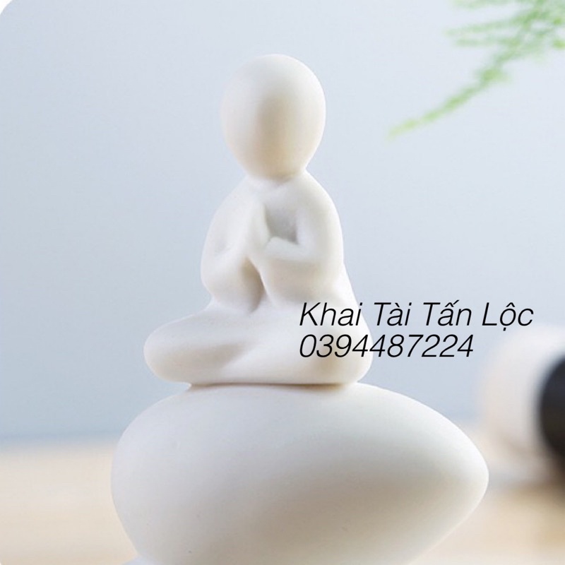Bình hoa chú tiểu chắp tay ngồi trên 3 hòn đá bằng gốm tặng 2 lá sen
