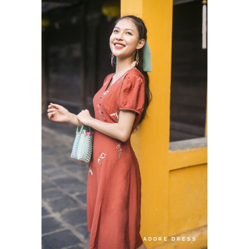 Váy cam đất  size S vạt chồng thêu hoa nguyên giá 680.000d