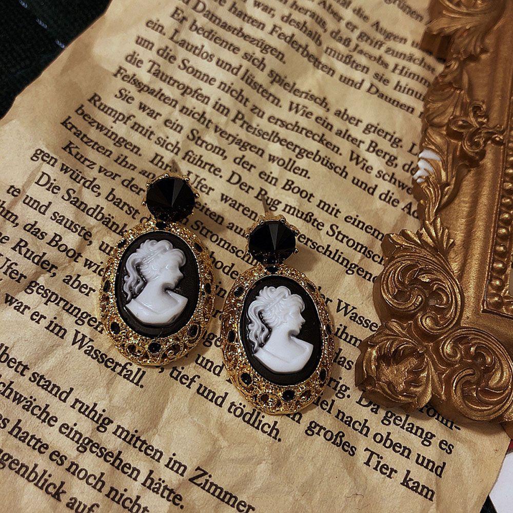 Khuyên Tai Nữ Hoàng Tranh Sơn Dầu Cổ Điển