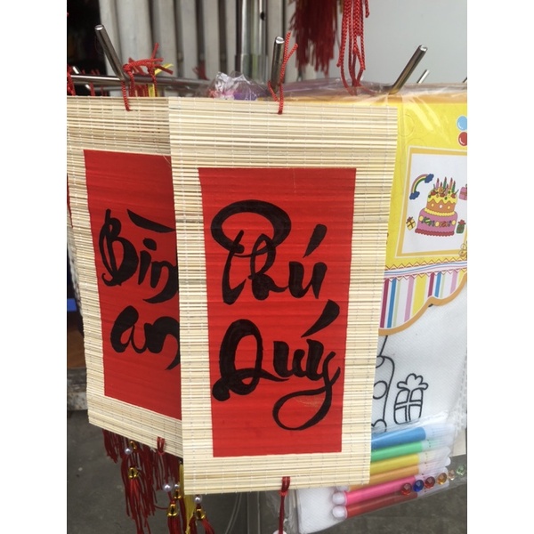 MÀNH TRE TRANG TRÍ MINI 7x14cm GIẤY ĐỎ CÓ CHỮ THƯ PHÁP viết tay