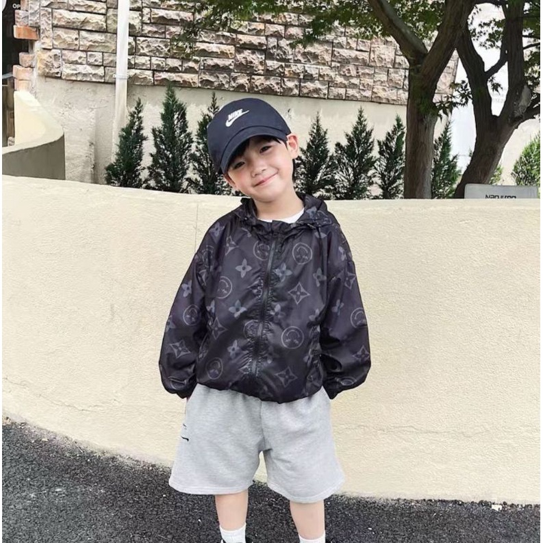 Áo khoác gió cho bé trai in hoạ tiết năng động