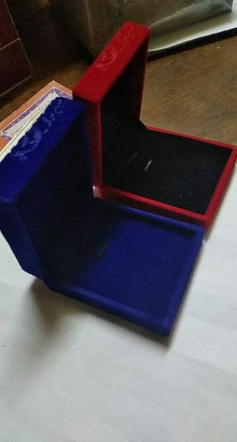 Hộp nhung in hoa màu đỏ/màu xanh/màu xám đựng dây chuyền và mặt dây