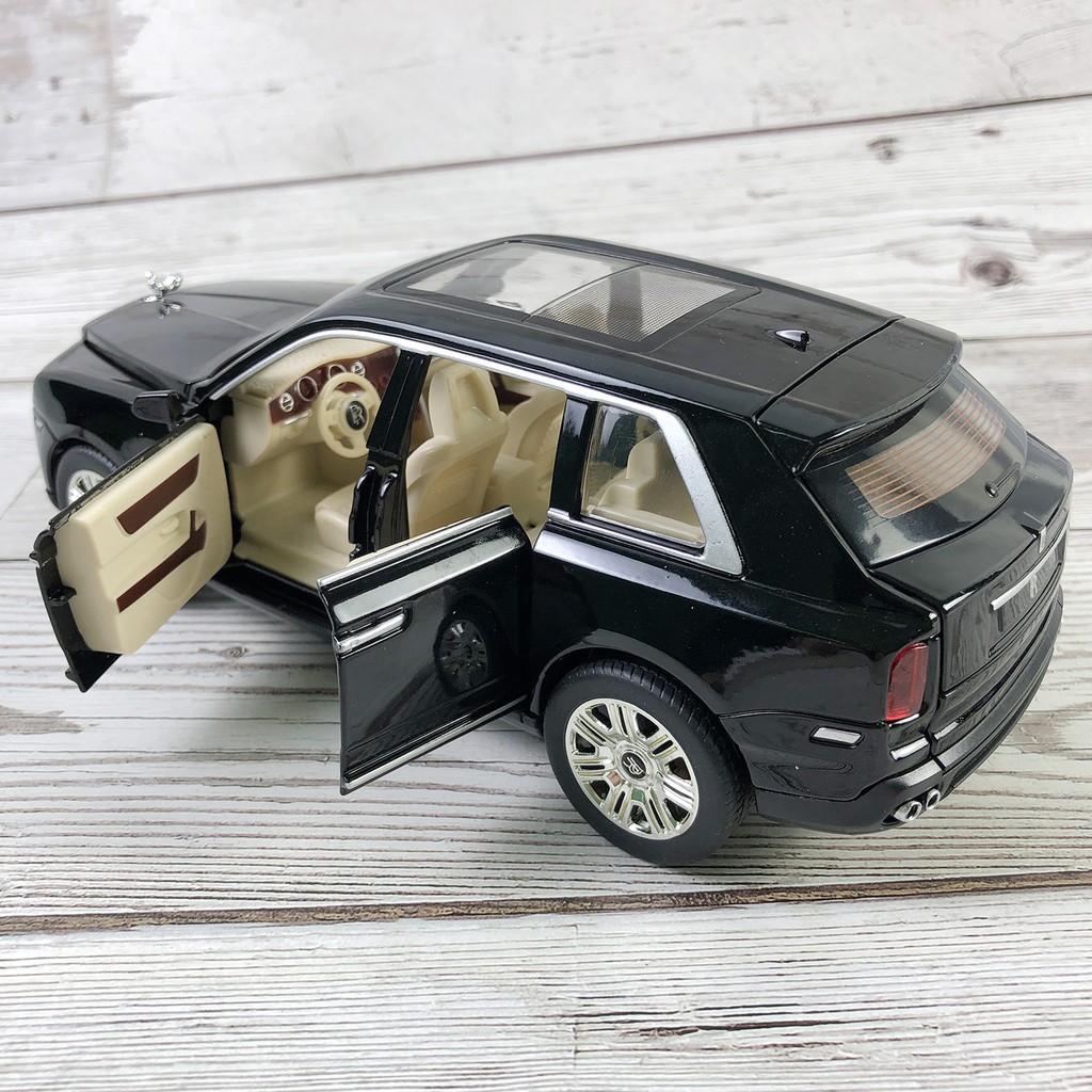 Mô hình siêu xe Rolls Royce Cullinan tỉ lệ 1:24  chất liệu hợp kim cao cấp, có đèn và ánh sáng. Hãng sản xuất Chezhi