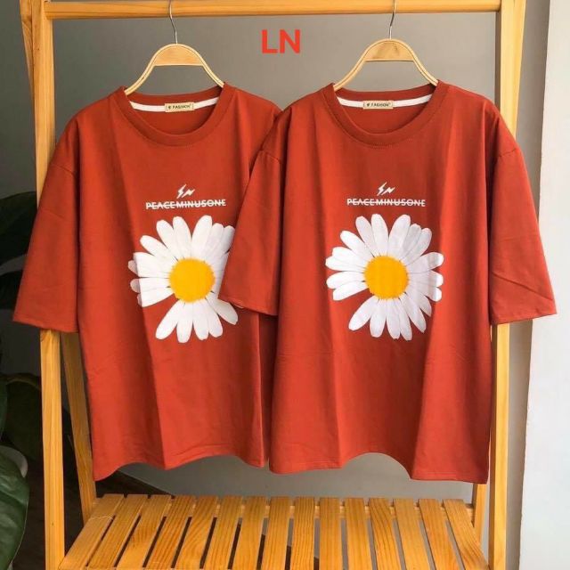 Áo phông hoa cúc nhị vàng chữ