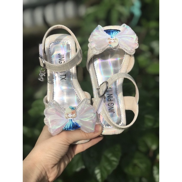 Sandal đính nơ gắn cườm cho bé gái 8107 nhỏ- dép quai hậu của bé đi học đế dẻo có gót êm chân chắc chắn (sz27-sz31) 8109