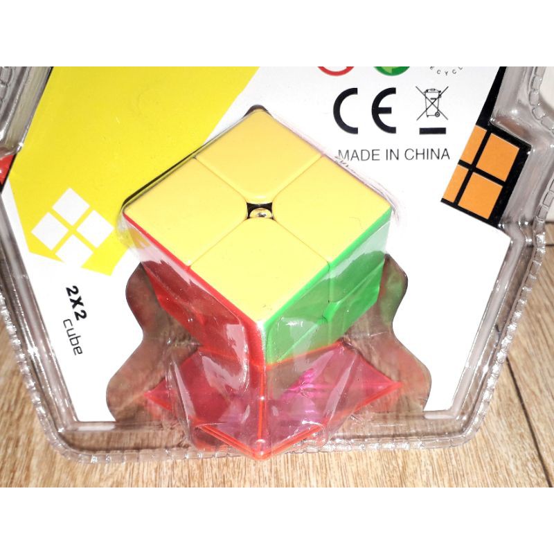 Một cục Rubik Dạ Quang 2x2x2 có đế để trưng bày rất đẹp