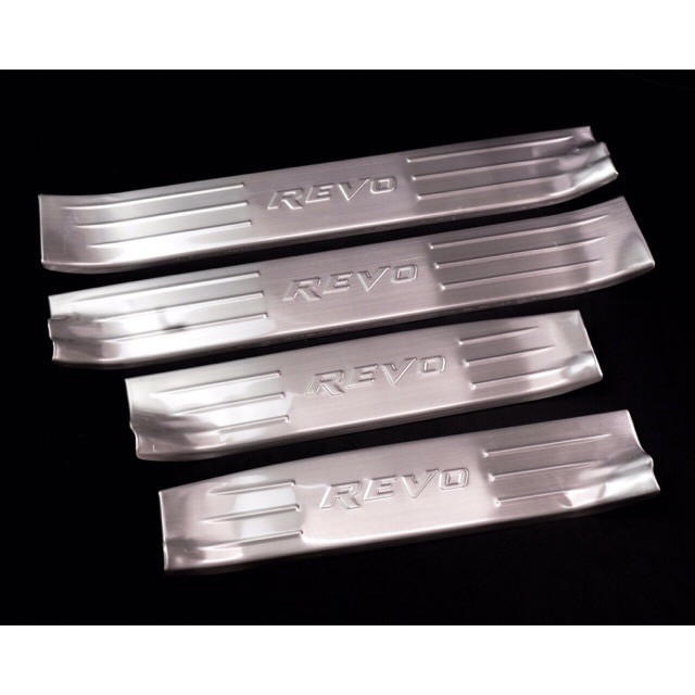 Ốp bậc trong xe Hilux 2016 đến 2020 mẫu inox bộ 4 ốp