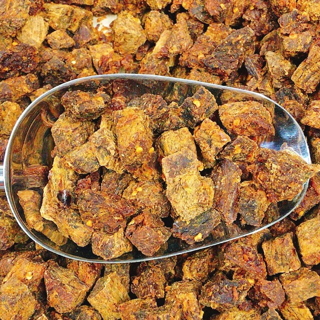 1 LON PET KHÔ BÒ VIÊN HẠT LỰU NGUYÊN CHẤT KHÔNG PHA HEO 300GR - ĐỒ ĂN VẶT VỪA NGON VỪA RẺ | BigBuy360 - bigbuy360.vn