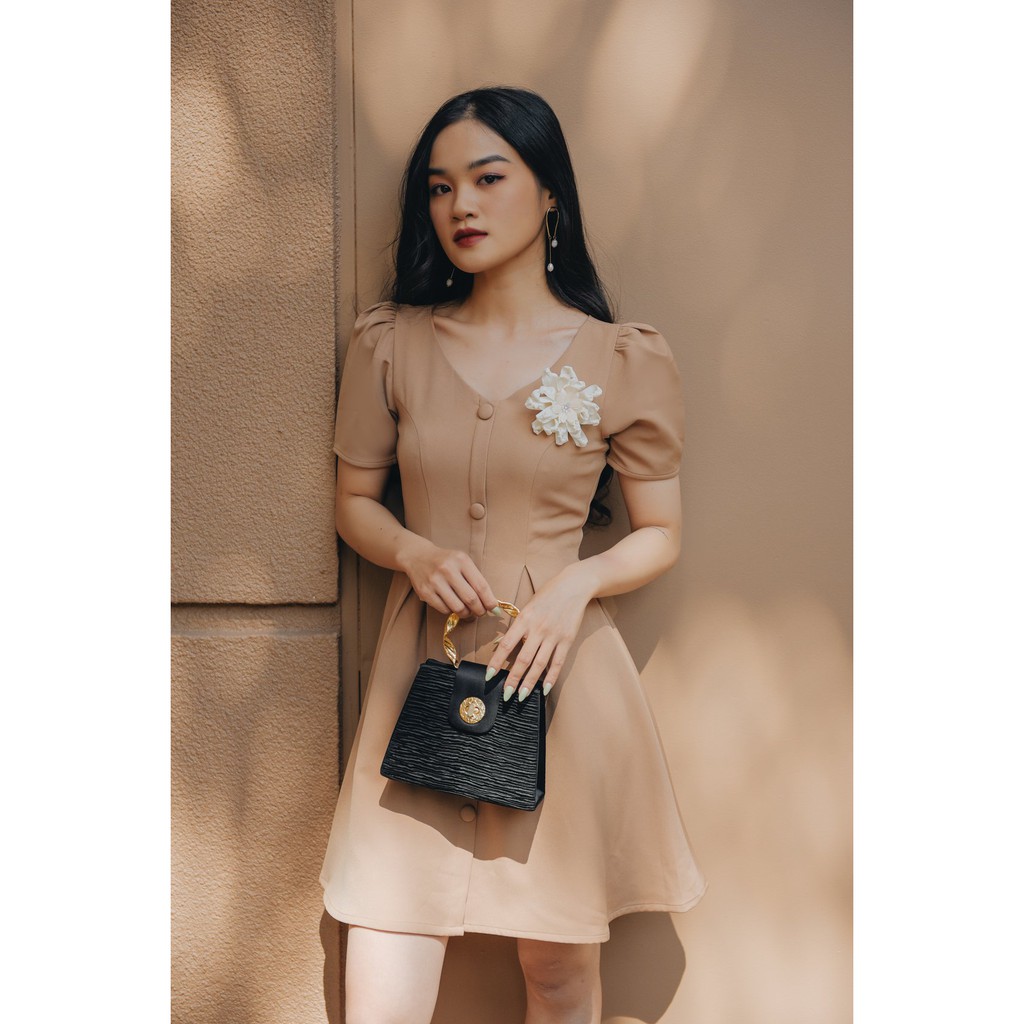 AMBER - Đầm cổ tim nút bọc Ohara