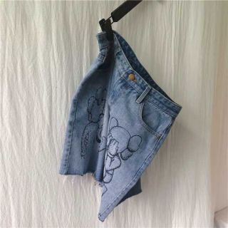 Quần short jeans thêu