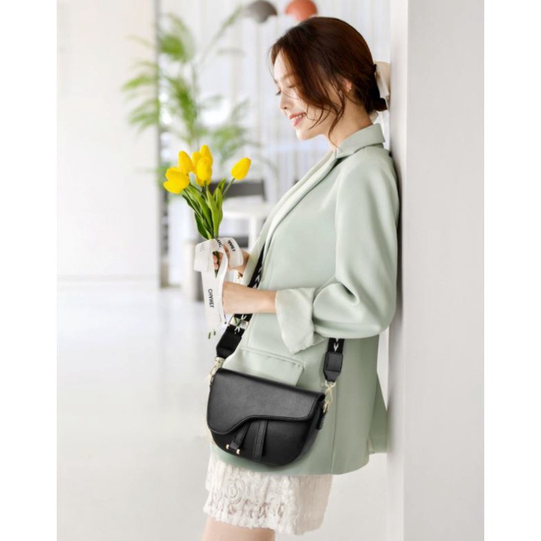 Túi xách nữ, túi đeo chéo hình yên ngựa thời trang cá tính dây đeo bản to DC10 - Túi xách Chip Xinh | BigBuy360 - bigbuy360.vn