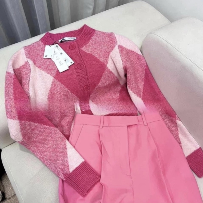 Cardigan len dệt kim hoạ tiết hình thoi hồng