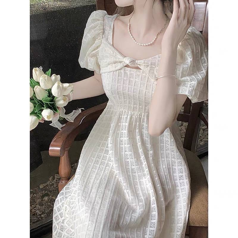ĐẦM MIDI TRẮNG HOA NỔI NƠ NGỰC