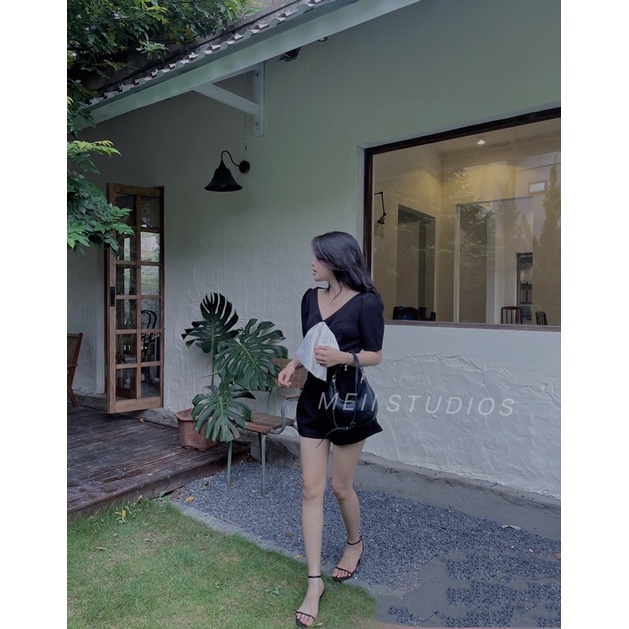 jum đen nơ ngực trắng