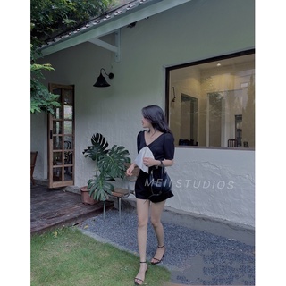 Jum đen nơ ngực trắng