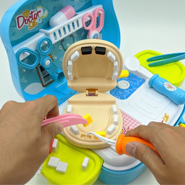 Vali nha sỉ khám răng