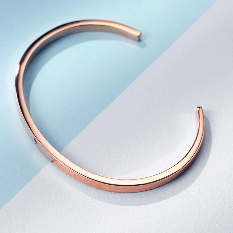 Vòng tay đeo tay dạng mở chỉnh được gắn chữ số La Mã màu vàng đơn giản cho nữ