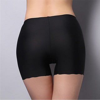 Quần mặc trong váy chất lụa an toàn cho nữ
