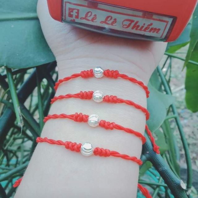 Chỉ đỏ may mắn mic bi bạc Ta